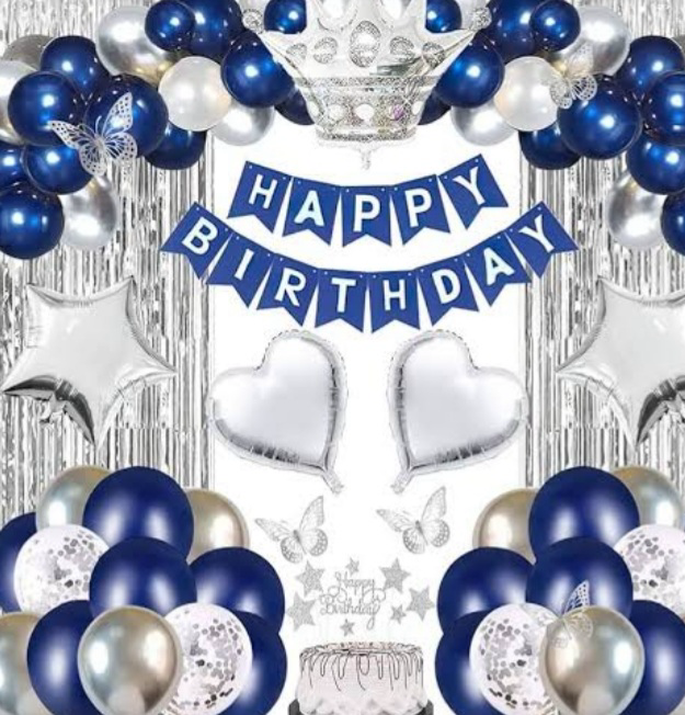 Decoración de cumpleaños con globos azules y plateados