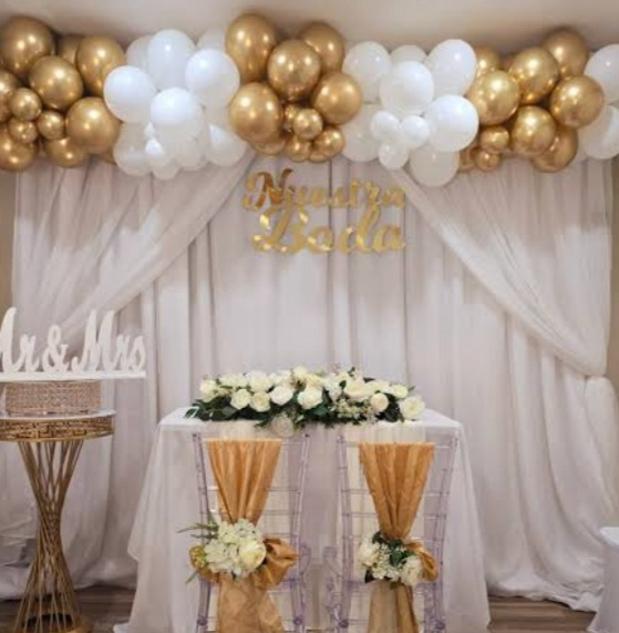 Decoración elegante con globos y flores