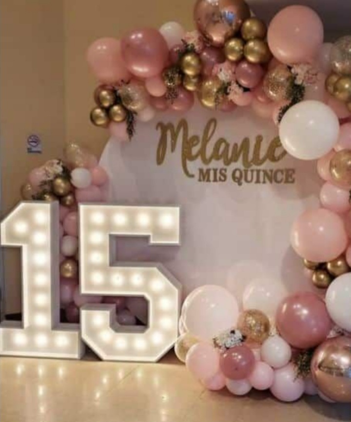Decoración con globos en tonos rosas y dorados